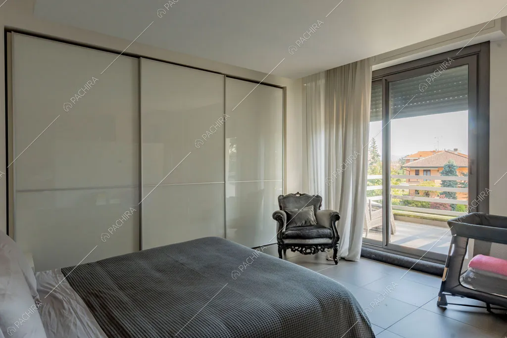 Camera da letto della villa Darling, location in stile contemporaneo a Monza