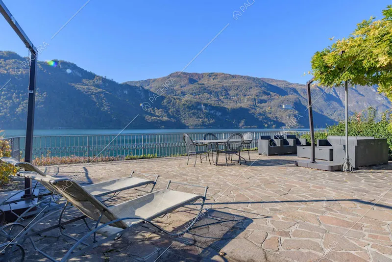 Ampia terrazza con gazebo, divanetti e vista sul lago e sulle montagne
