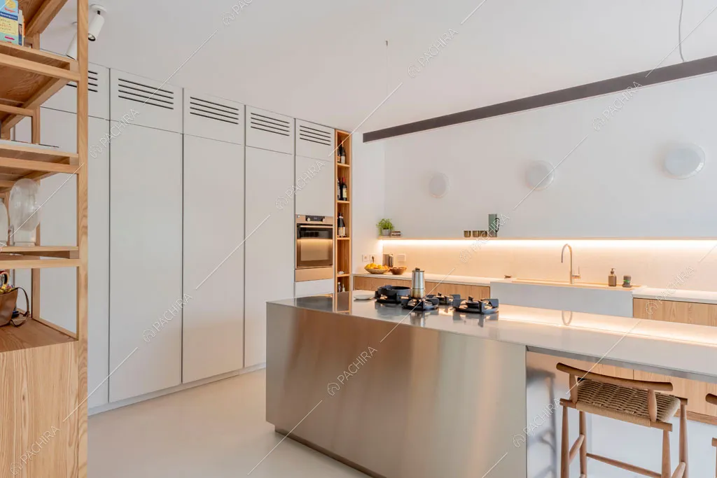 Cucina a isola del loft Tigri, location in stile contemporaneo a Milano