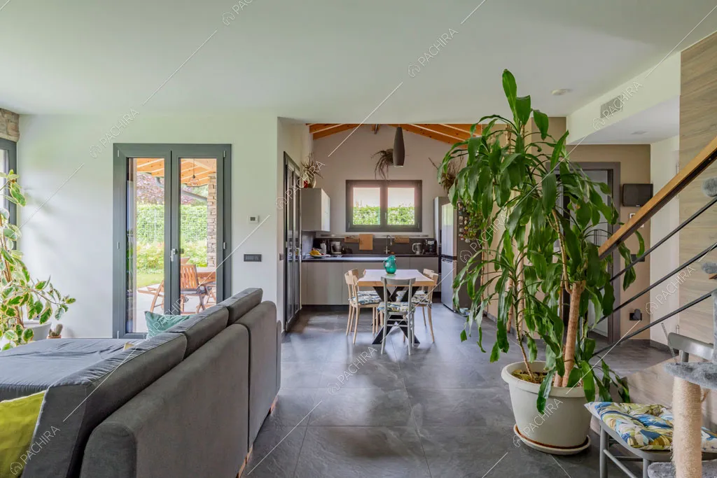 Zona living della villa Galena, location in stile contemporaneo a Monza