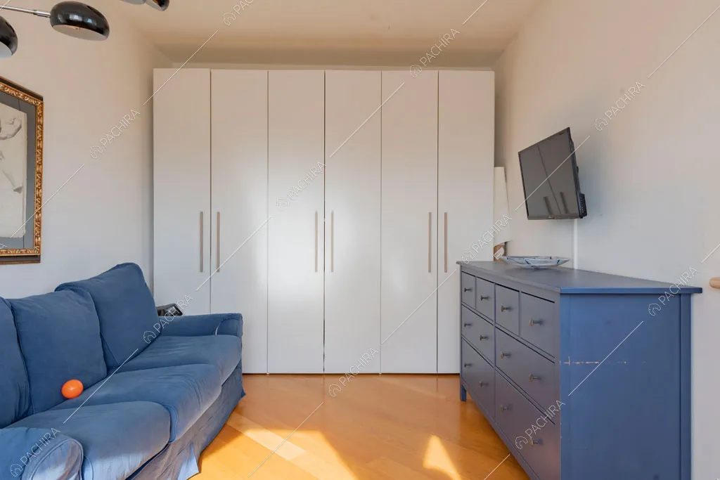 Camera con pavimento in parquet della villa Matico, location in stile contemporaneo a Roma