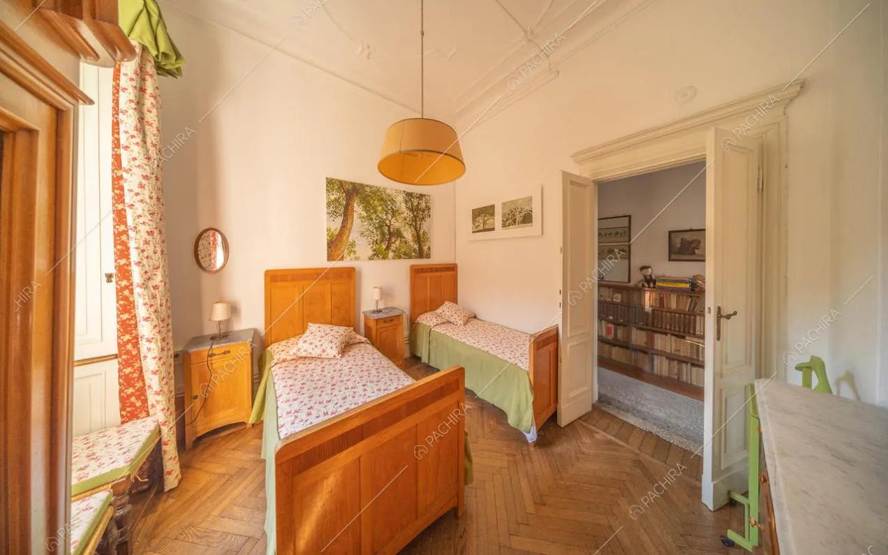 Camera da letto doppia con porta a doppia anta