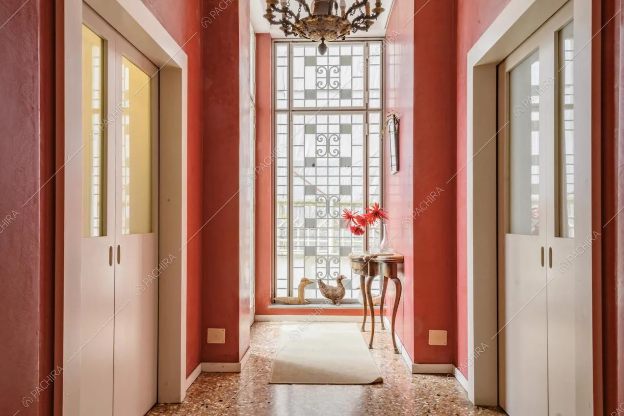 Il colore rosso è predominante all'ingresso