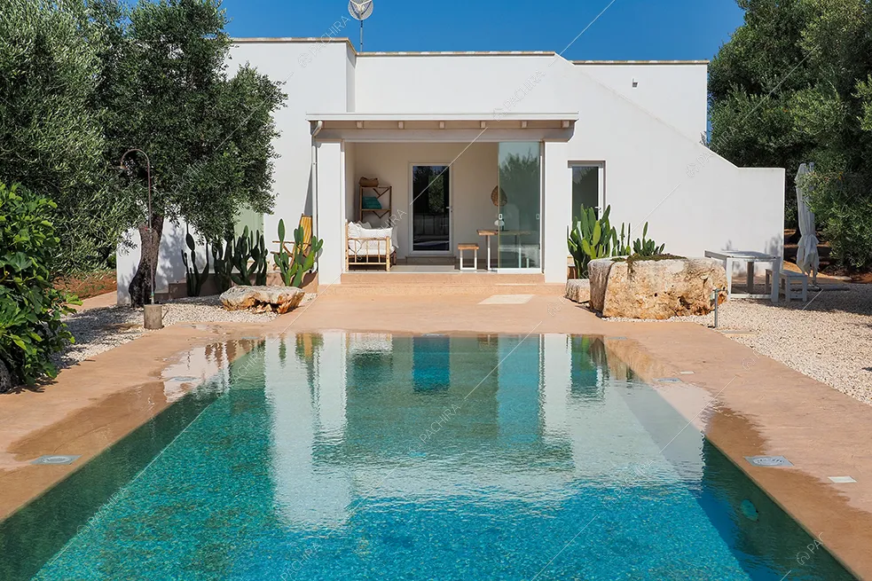Piscina della villa Iolite, location in stile minimal a Brindisi