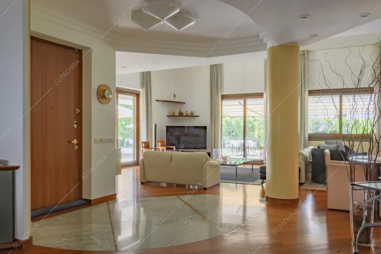 Inggresso della location con colonna gialla e soffitto bianco con boiserie