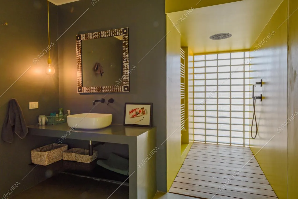 Bagno con pareti verdi, box doccia con pareti e soffitto gialli