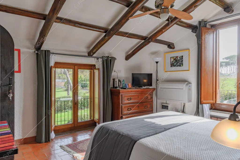 Camera da letto della villa Ebridi, location in stile rustico a Roma