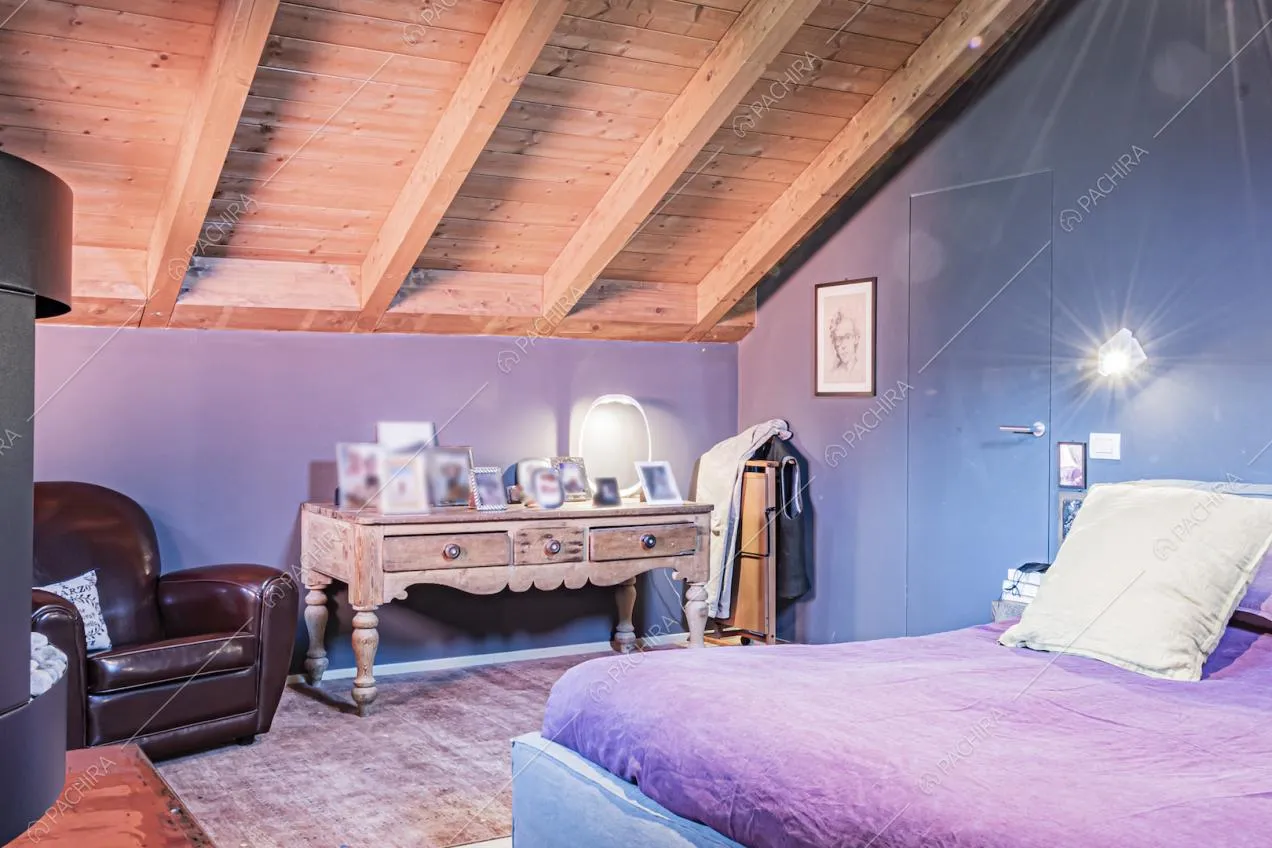 Mobile antico in legno con cassettini e travi a vista