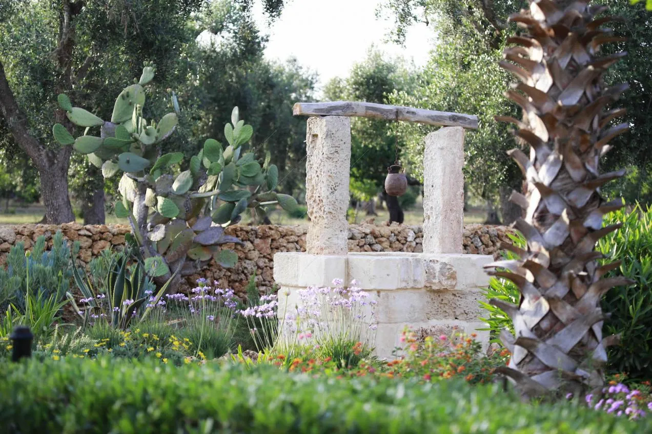 Bucolico pozzo in pietre a vista nel giardino della location