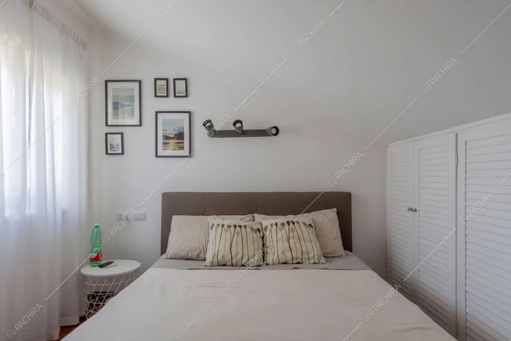 Camera da letto della villa Lena, location in stile moderno a Roma