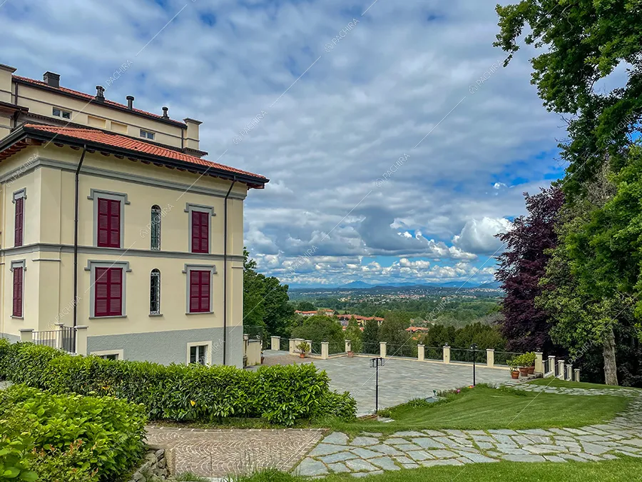 Esterni della villa Parnaso, location in stile classico a Lecco