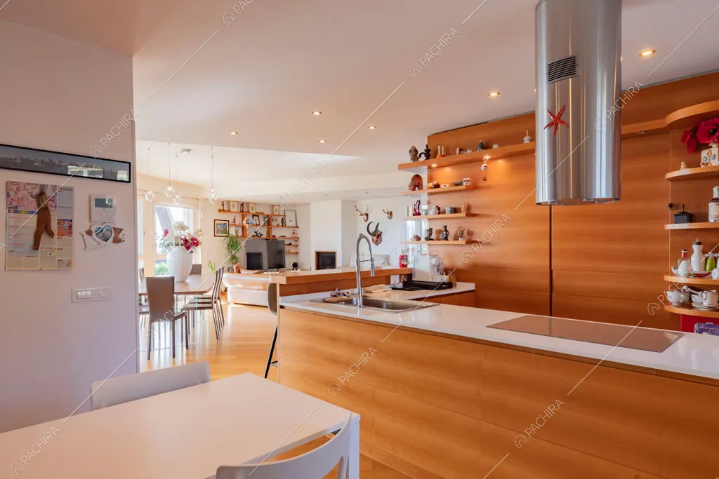 Cucina in legno della villa Matico, location in stile contemporaneo a Roma