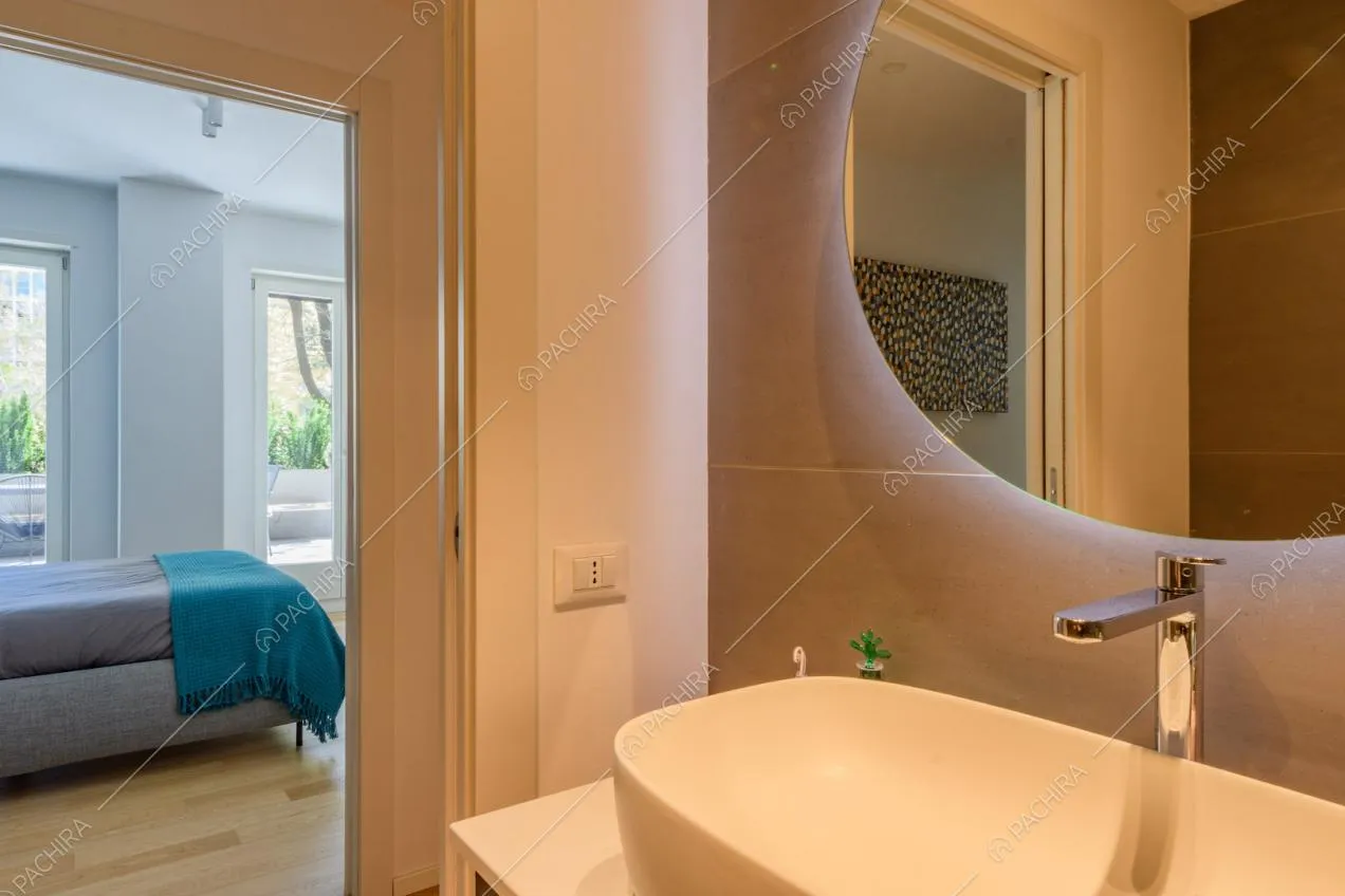 Specchio retro-illuminato nel bagno della camera da letto matrimoniale