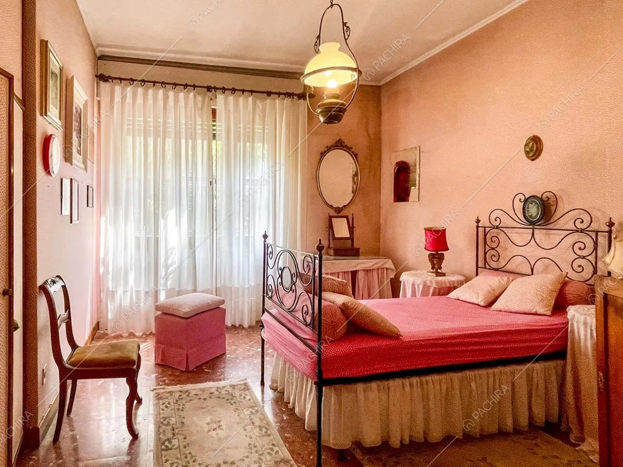 Camera da letto della villa Apatite, location in stile classico a Roma