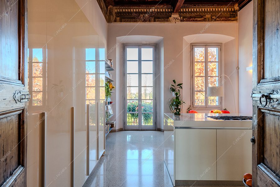Cucina della villa Mayon, location in stile moderno a Milano