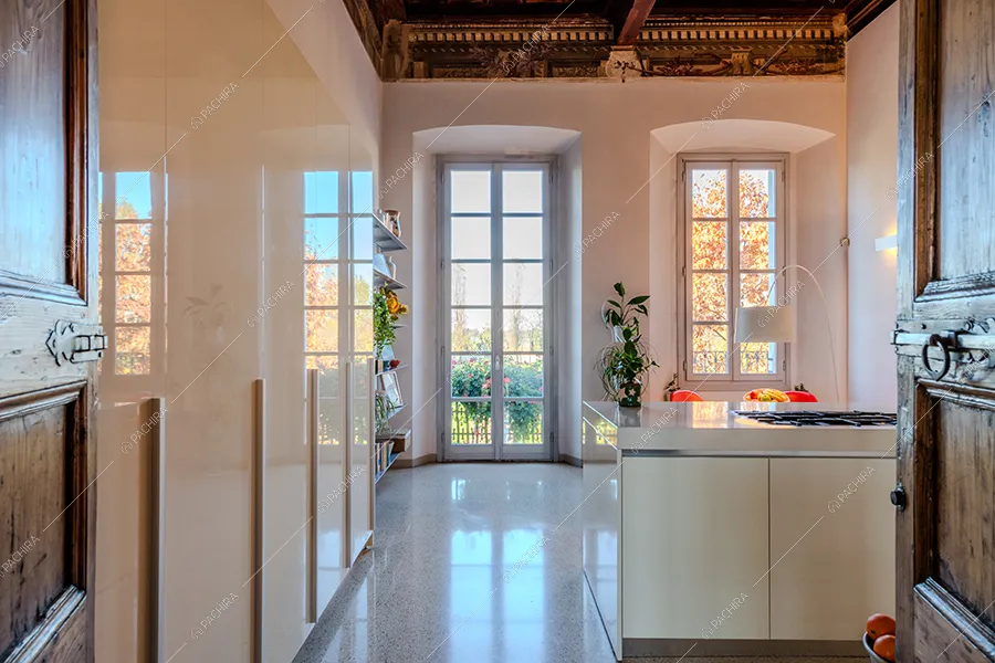 Cucina della villa Mayon, location in stile moderno a Milano