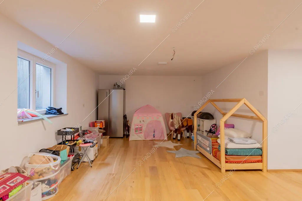 Camera da letto dei bambini della villa Amazonite, location in stile contemporaneo a Varese
