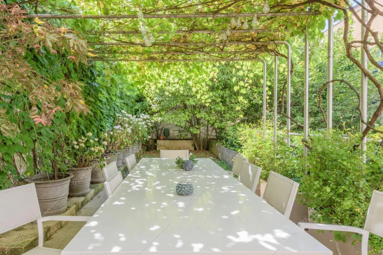 Tavolo da pranzo bianco nel gazebo del giardino