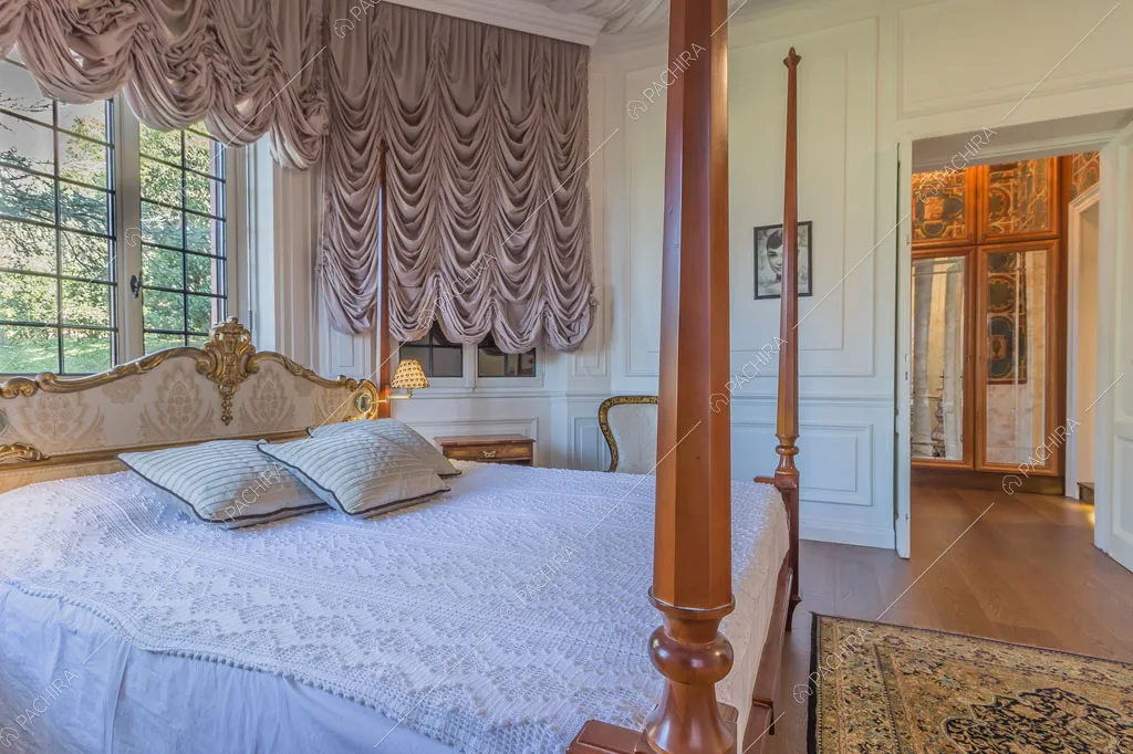Boiserie sulle pareti della camera da letto della dimora storica Chewe, location in stile contemporaneo a Lecco