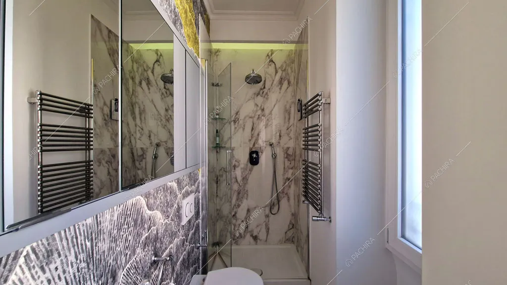 Bagno con box doccia dell'appartamento Barents, location in stile contemporaneo a Roma