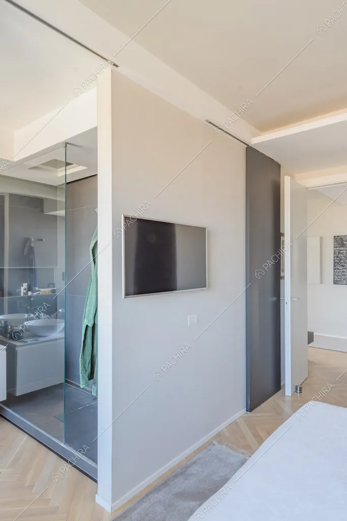 Camera da letto matrimoniale con pareti bianche e bagno privato