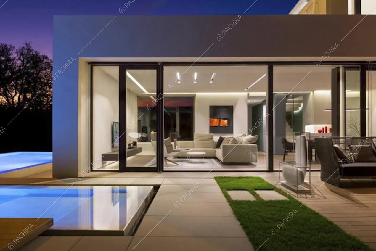 Ingresso della location con vista sulla piscina a sfioro e, tramite le ampie vetrate, sul salotto