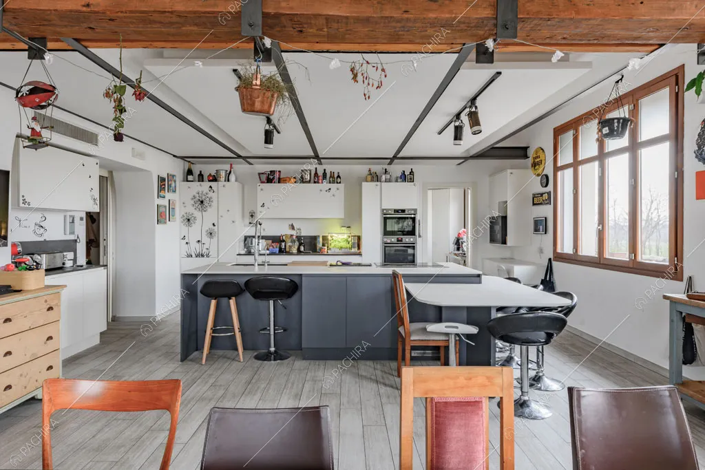 Cucina a vista con isola del loft Ostro, location in stile contemporaneo a Milano