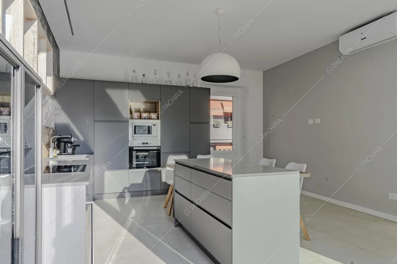 Cucina color grigio chiaro con elettrodomestici integrati