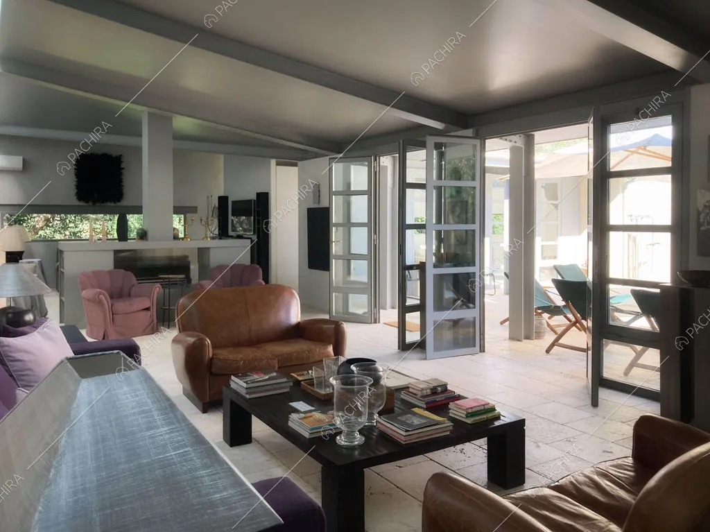 Zona living della villa Giba, location in stile moderno a Latina