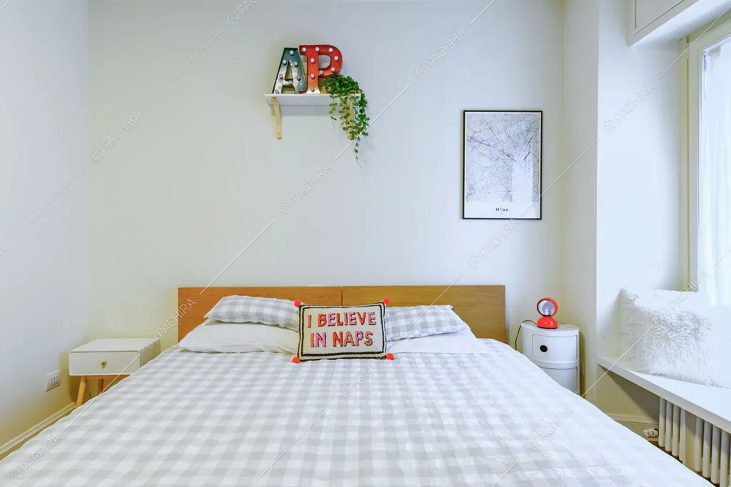 Pareti bianche della camera da letto dell'appartamento Tramontana, location in stile contemporaneo a Milano