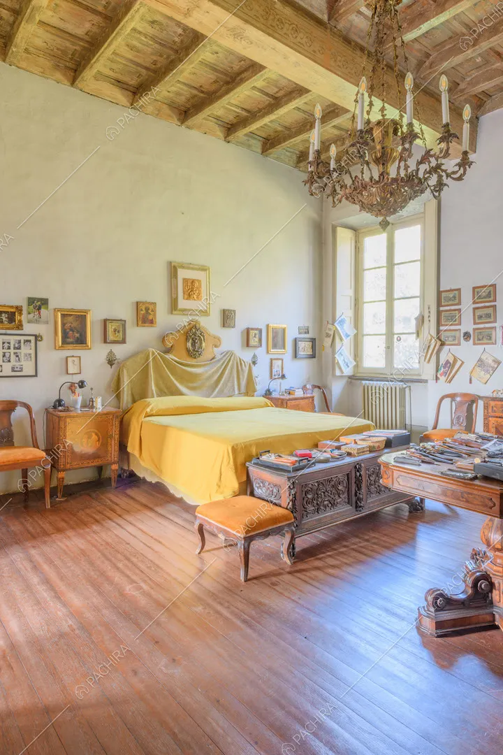 Grande camera da letto matrimoniale con pavimento in parquet e soffitto a cassettoni