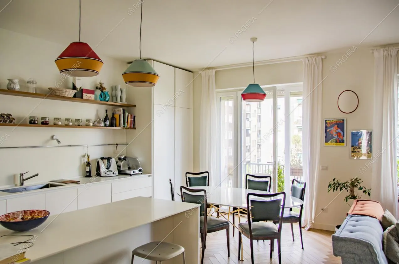 Vista sulla cucina e sulla tavola da pranzo