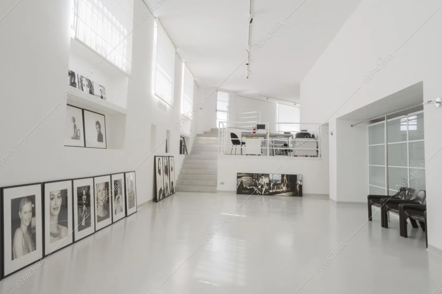 Spazio espositivo total white e fotografie in bianco e nero