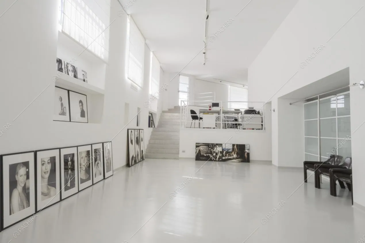 Spazio espositivo total white e fotografie in bianco e nero