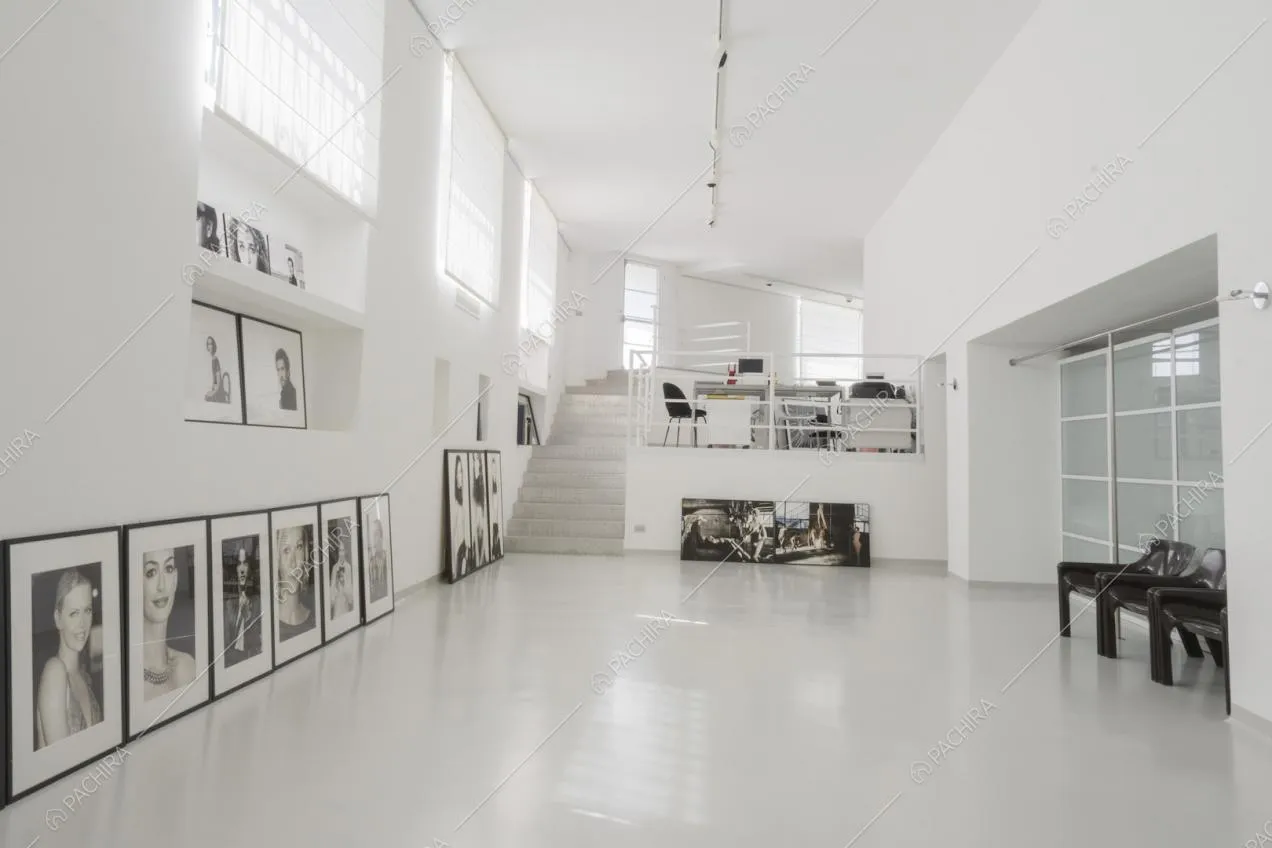 Spazio espositivo total white e fotografie in bianco e nero