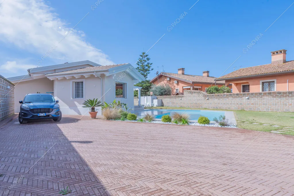 Piscina della villa Colchito, location in stile contemporaneo a Roma