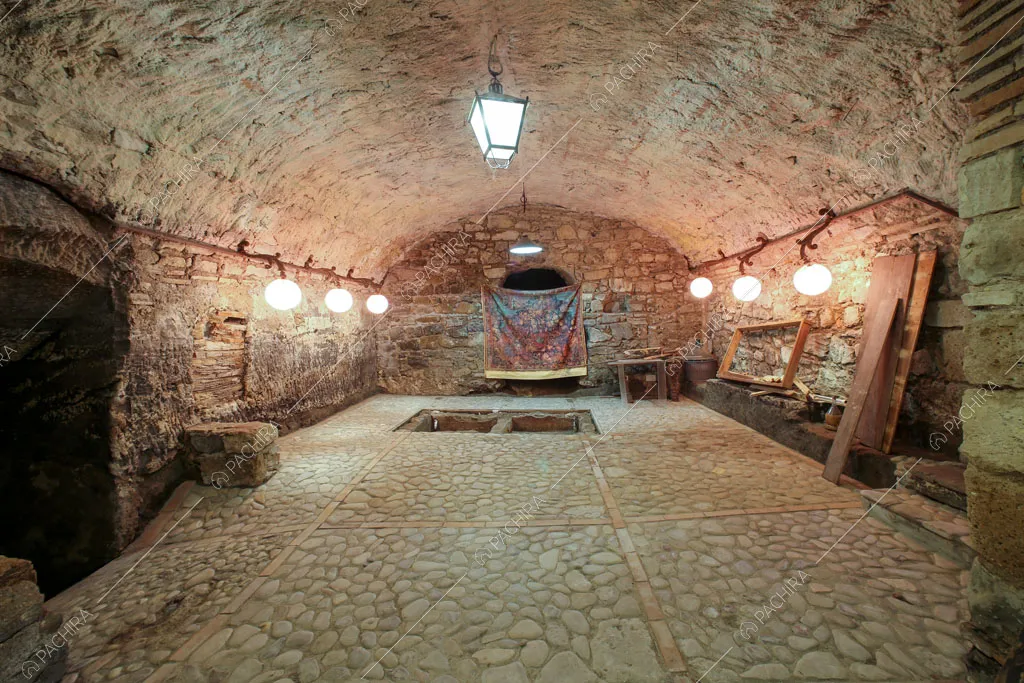 Cantina con soffitto a volta a botte e pareti in mattoncini e pietre a vista