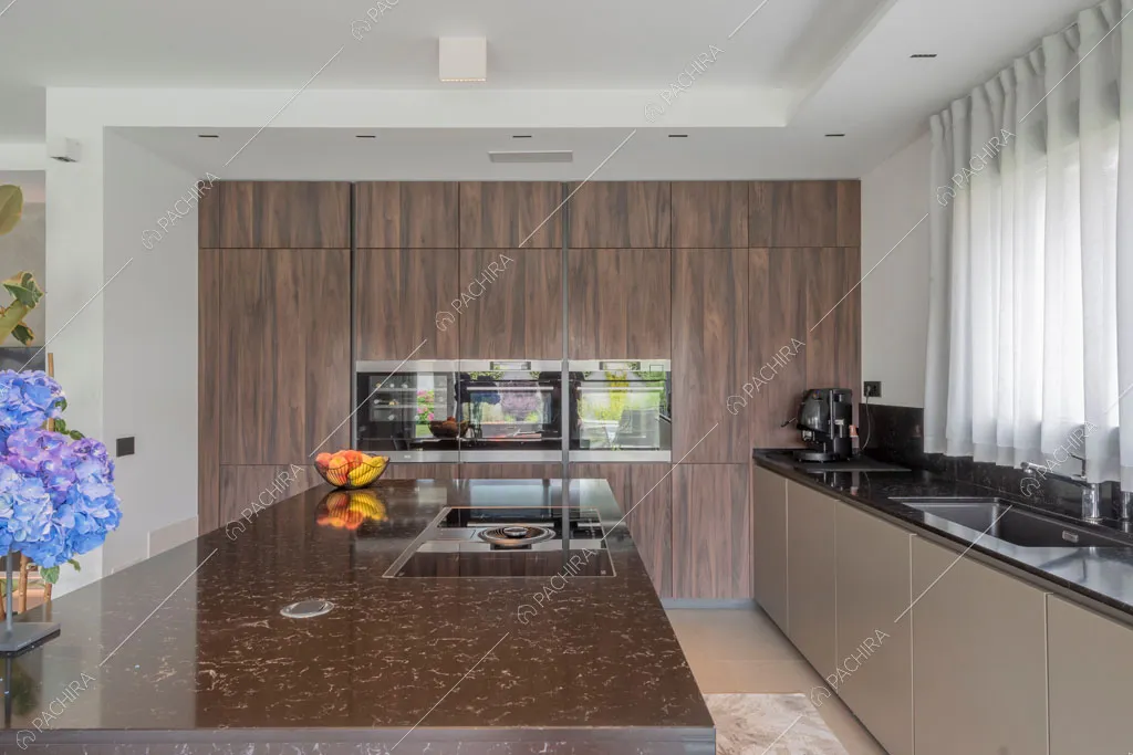 Cucina a isola della villa Diosma, location in stile moderno a Milano