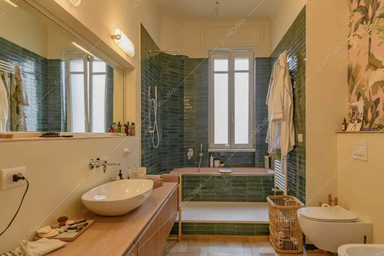 Bagno con pavimento in parquet, box doccia e vasca con piastrelle verdi