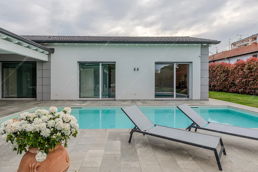 Piscina della villa Daintree, location in stile moderno a Varese