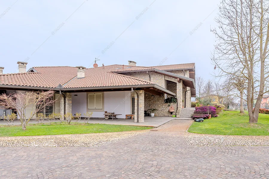 Vialetto della villa Caucaso, location in stile moderno ad Alessandria