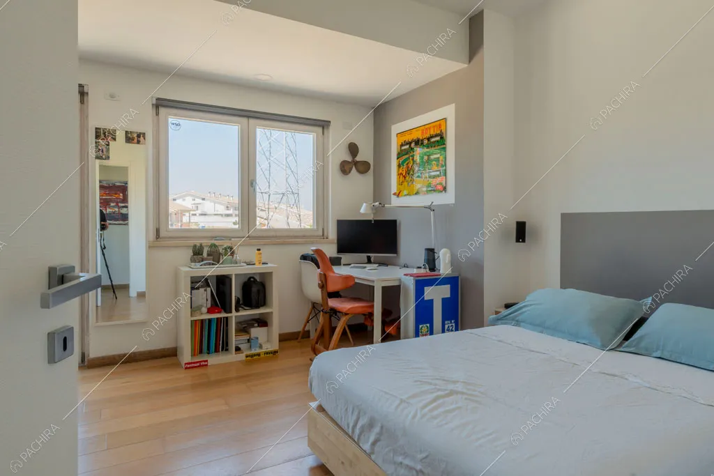 Camera da letto con pareti bianche e grigie della villa Arafura, location in stile contemporaneo a Roma