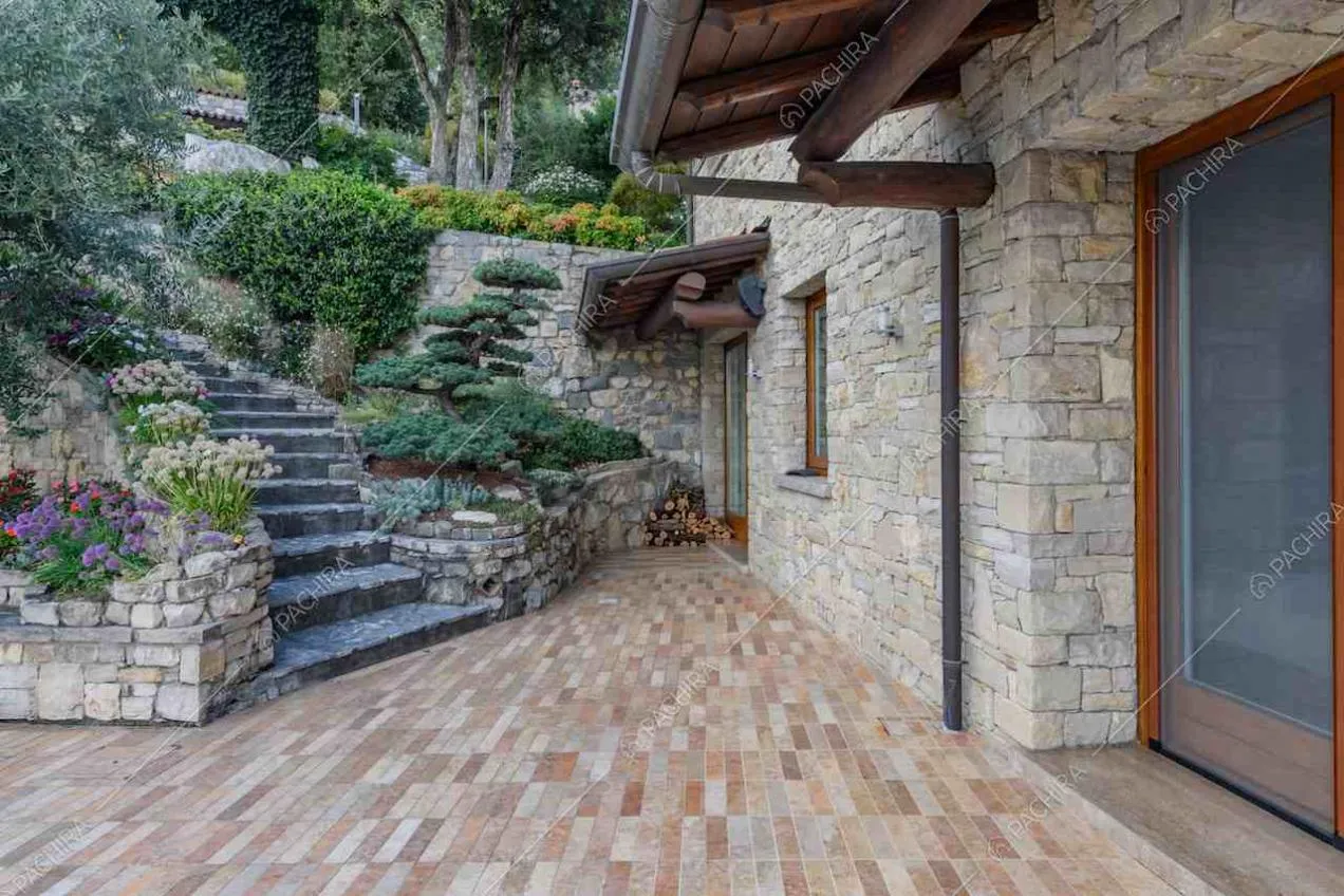 Terrazza con bonsai, ulivo e vista sugli esterni in pietra della location