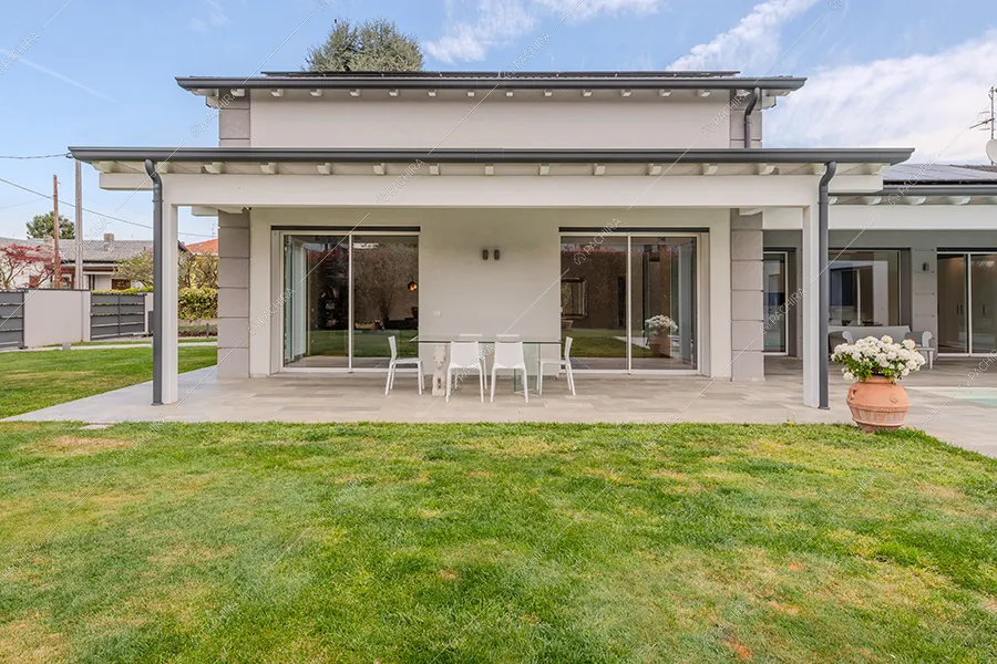 Veranda della villa Daintree, location in stile moderno a Varese