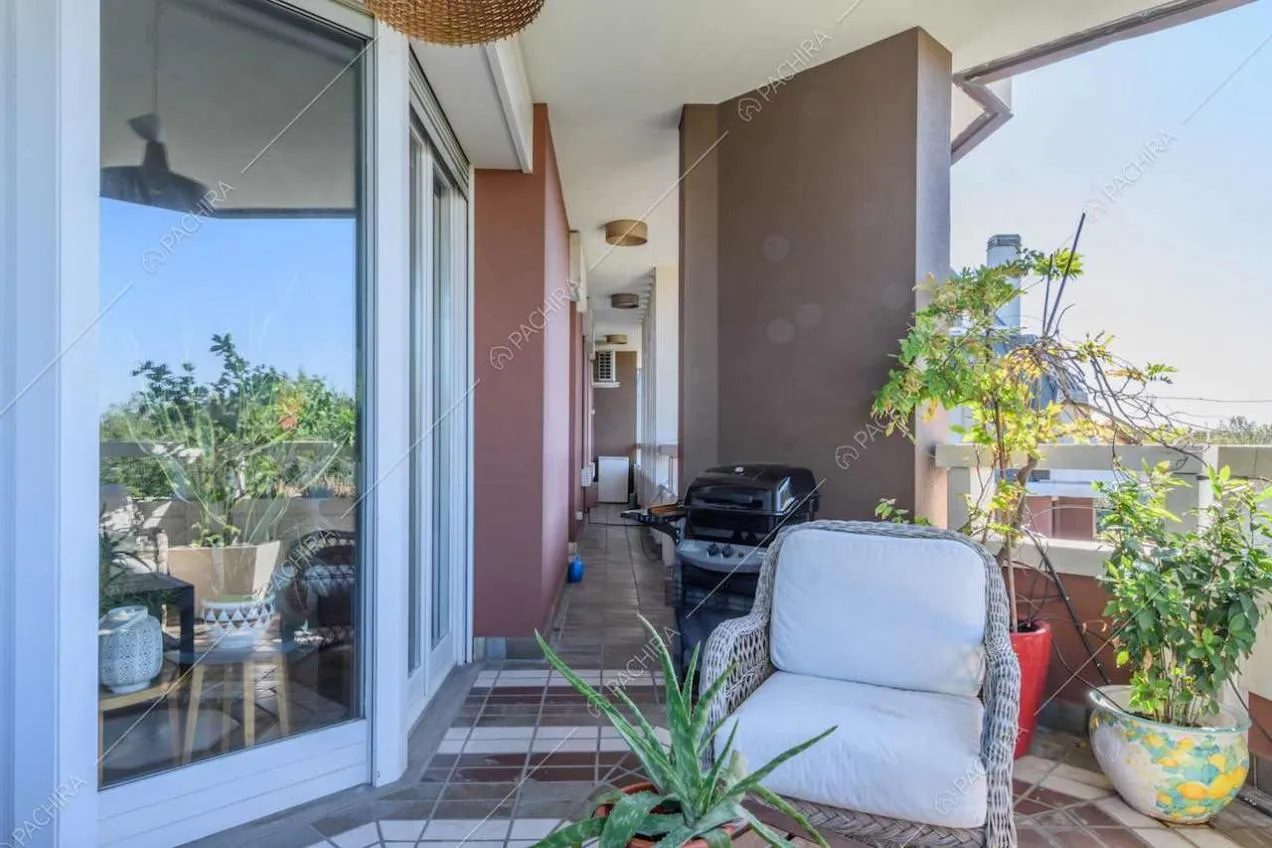 Terrazza con vista sulle vetrate dell'appartamento