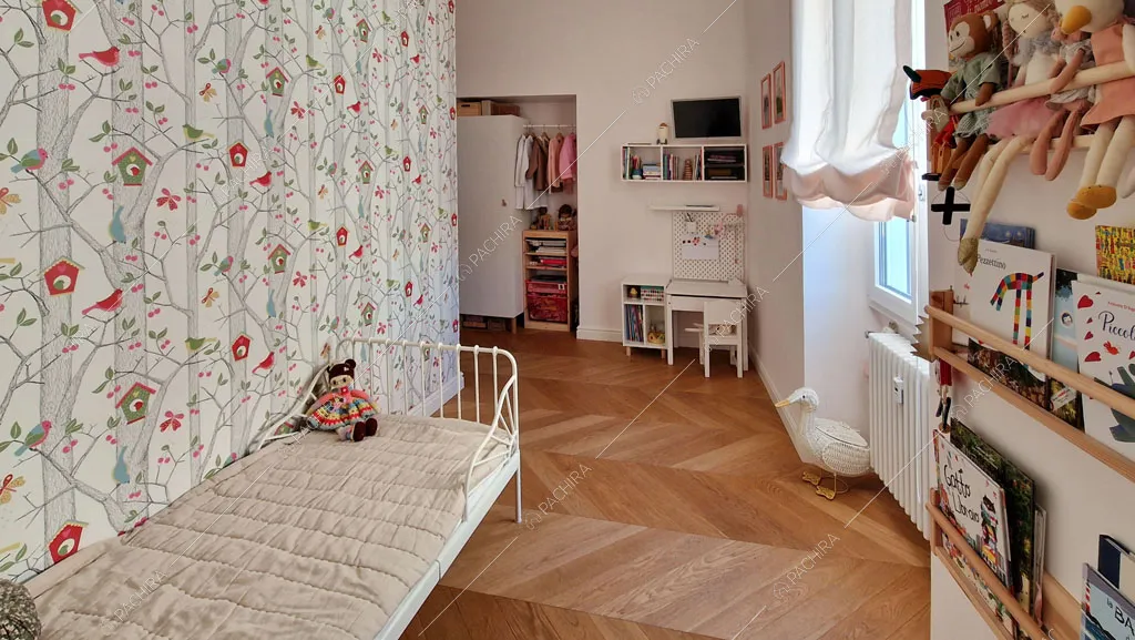Pavimento in parquet nella camera dei bambini dell'appartamento Barents, location in stile contemporaneo a Roma