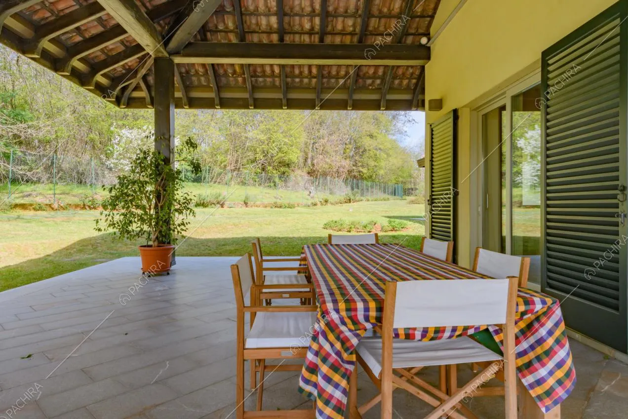 Tavolo da pranzo nella veranda e vista sugli esterni gialli della location