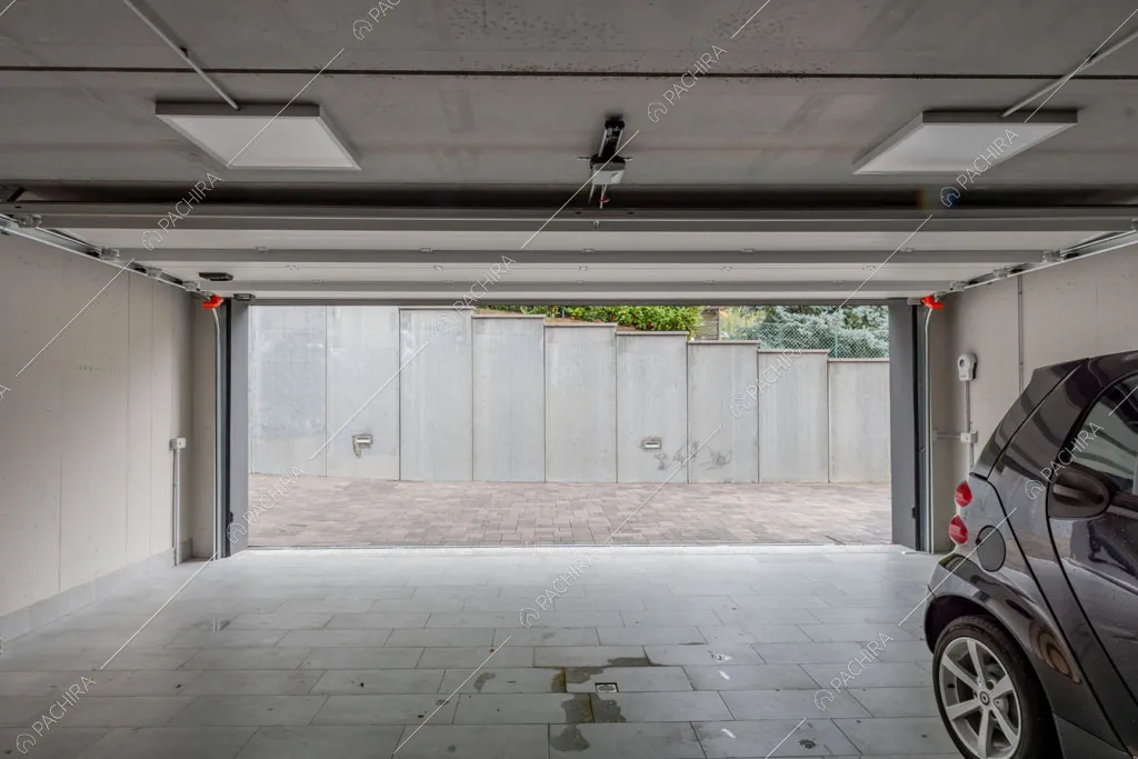 Garage della villa Amazonite, location in stile contemporaneo a Varese