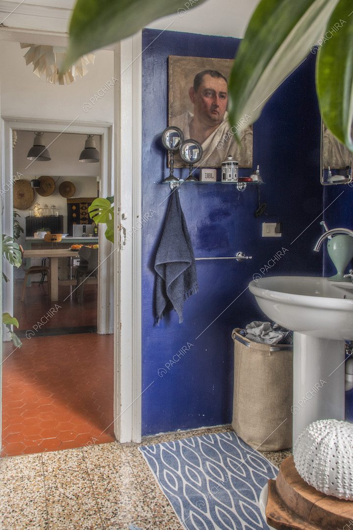 Dettaglio del bagno della Location Fitolacca e scorcio sulla cucina