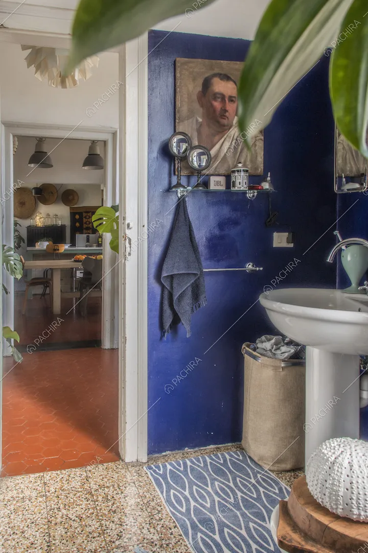 Dettaglio del bagno della Location Fitolacca e scorcio sulla cucina
